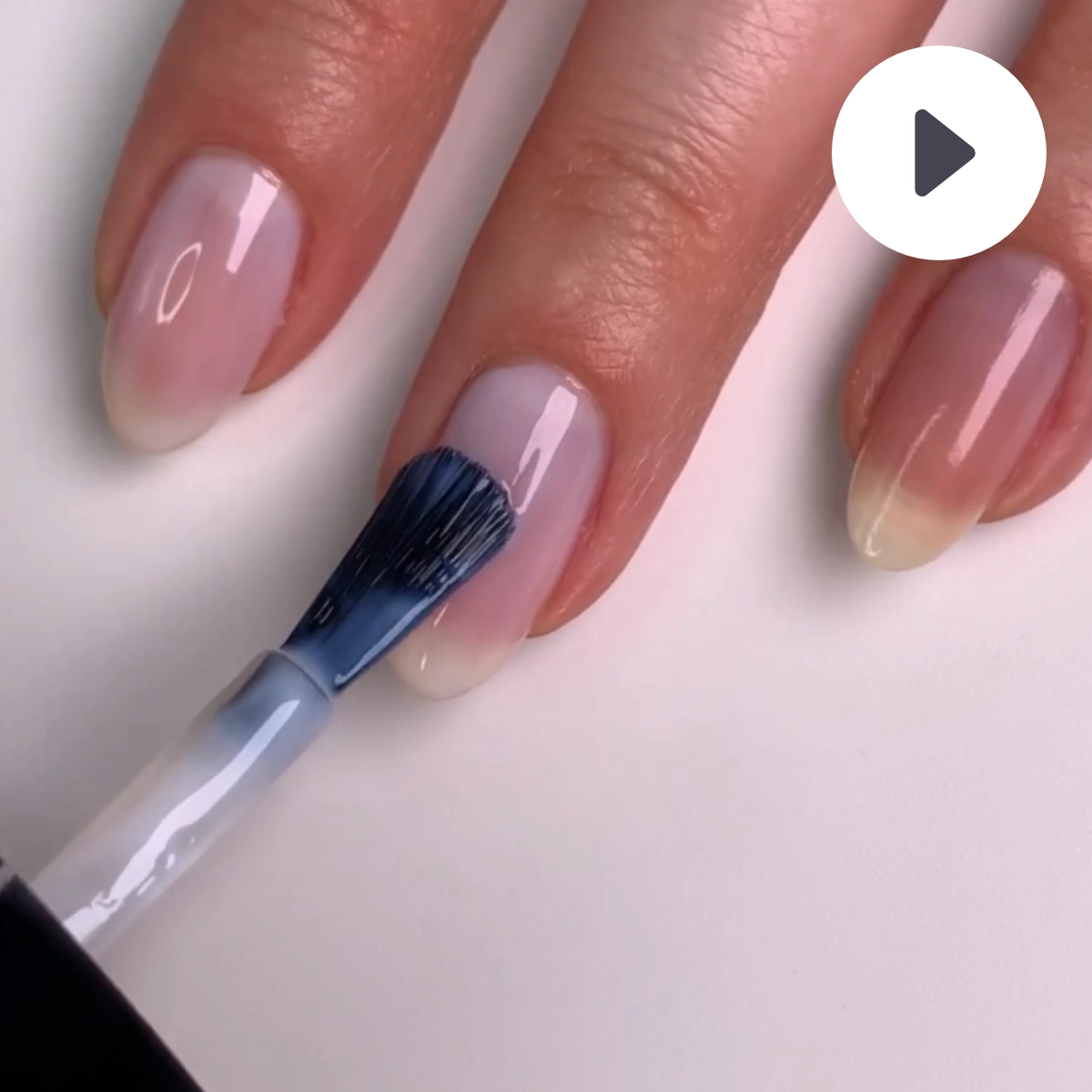 Video LONDONTOWN kur Illuminating Nail Concealer Rozjasňovač nehtů